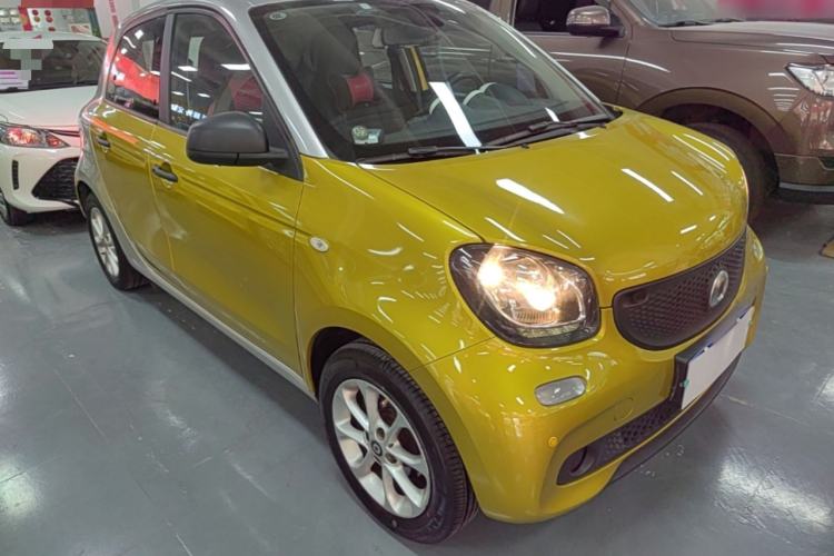 Used smart forfour 2016 1.0L 52 kW Dynamic Edition Front Right 45 Deg