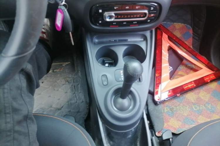 Used smart forfour 2016 1.0L 52 kW Passion Edition Gear Lever