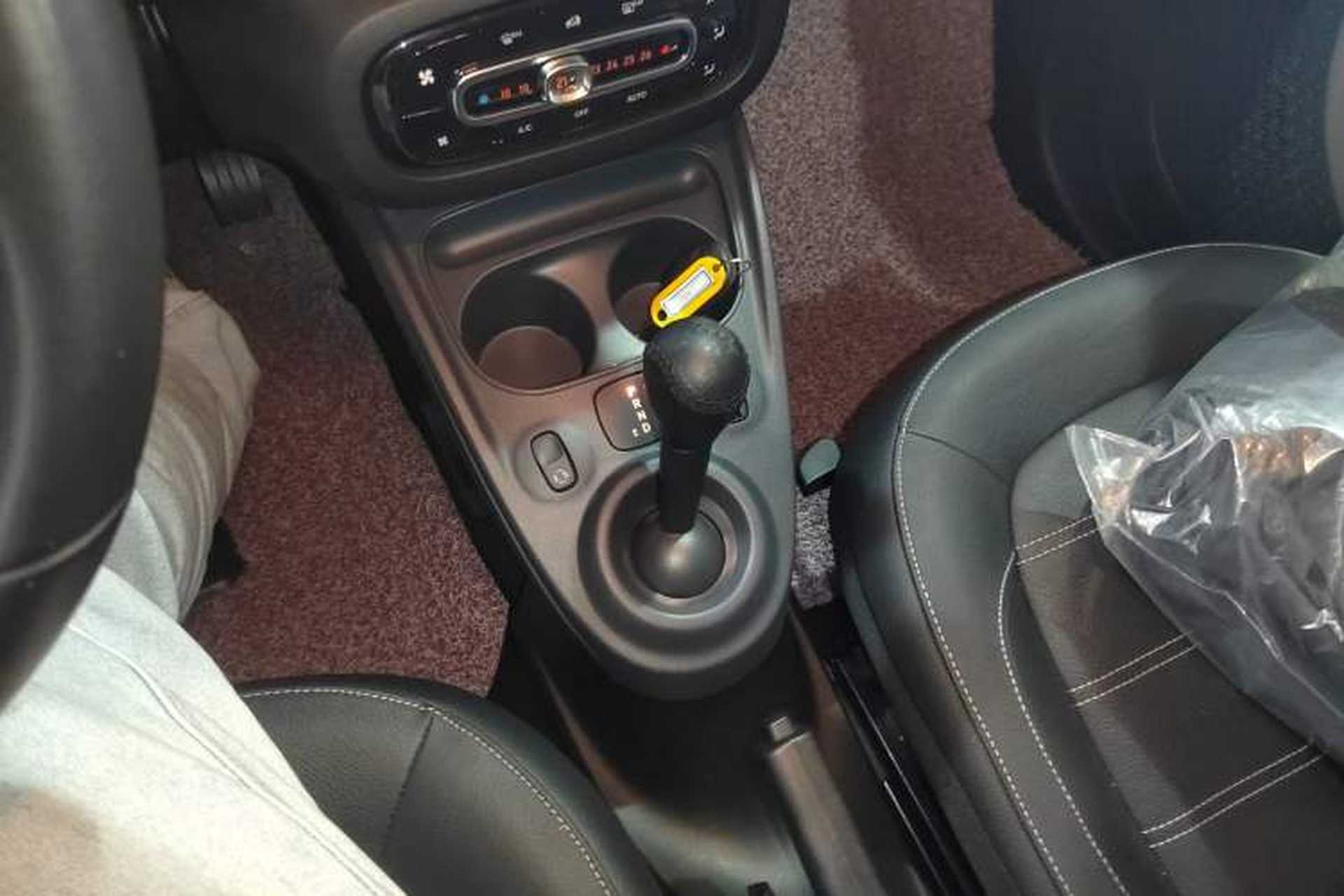 Used smart forfour 2016 0.9T 66 kW Pioneer Edition Gear Lever