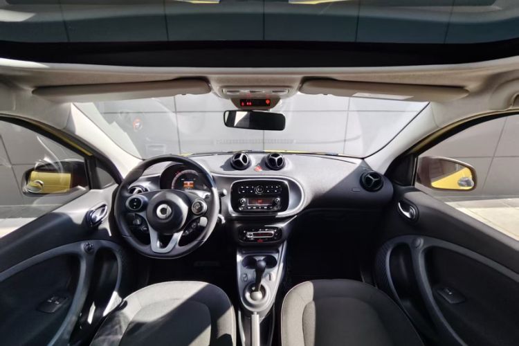 Used smart forfour 2016 1.0L 52 kW Passion Edition Interior 1