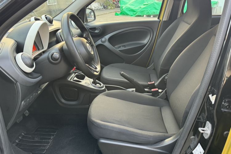 Used smart forfour 2016 1.0L 52 kW Dynamic Edition Interior 1