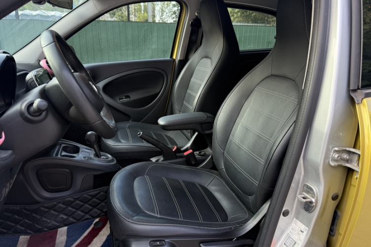Used smart forfour 2016 0.9T 66 kW Pioneer Edition Interior 2