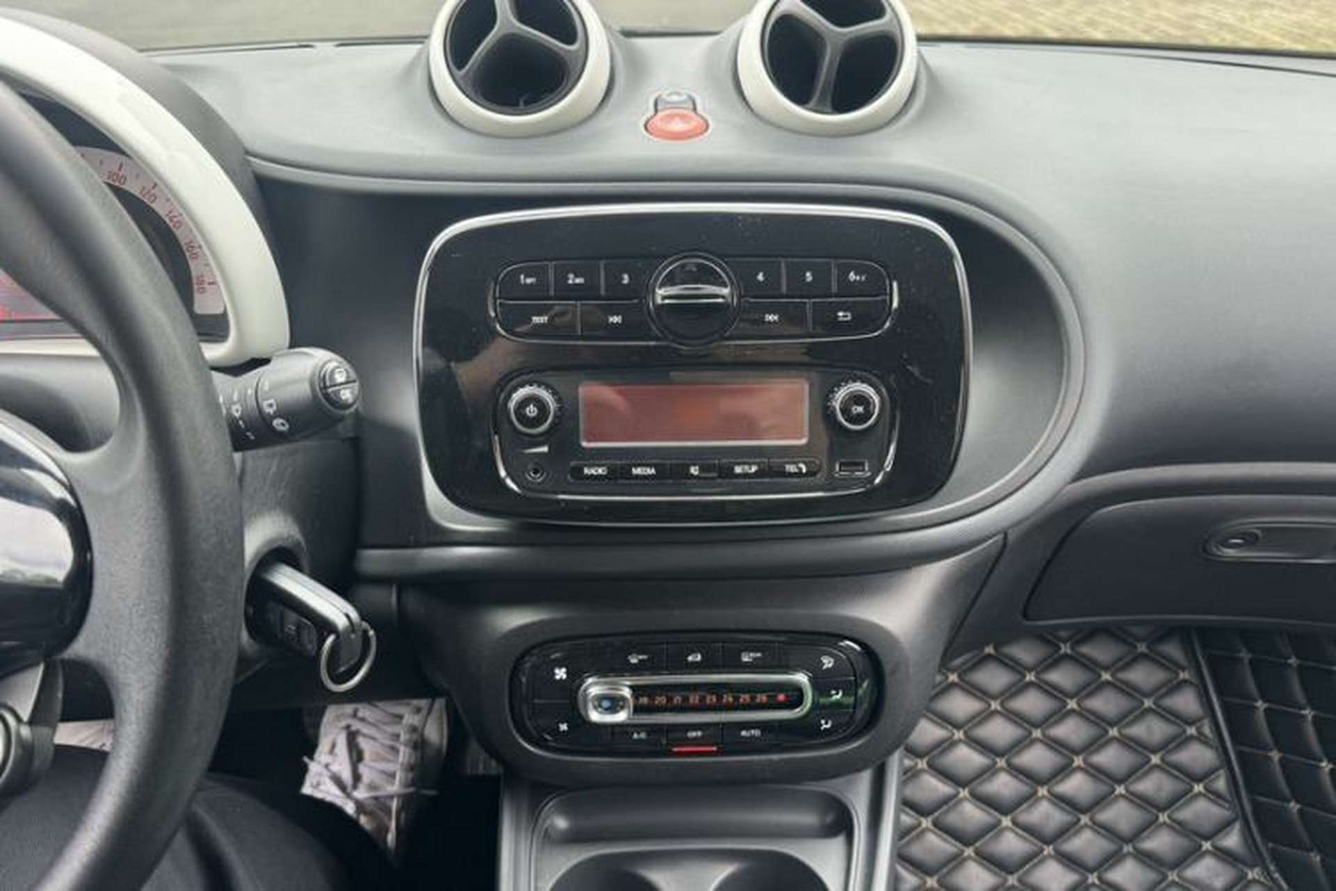 Used smart forfour 2016 1.0L 52 kW Dynamic Edition Interior 3