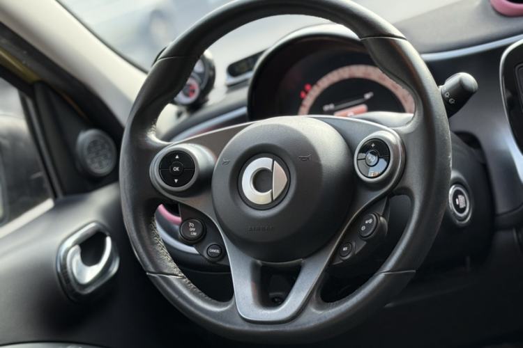 Used smart forfour 2016 0.9T 66 kW Pioneer Edition Interior 3