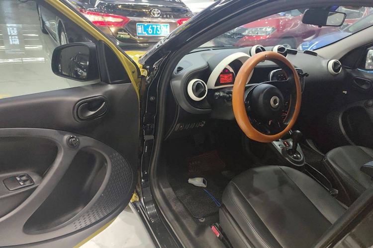 Used smart forfour 2016 1.0L 52 kW Dynamic Edition Interior 3