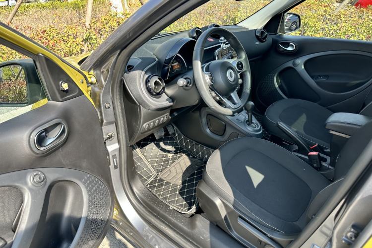 Used smart forfour 2016 1.0L 52 kW Passion Edition Interior 3