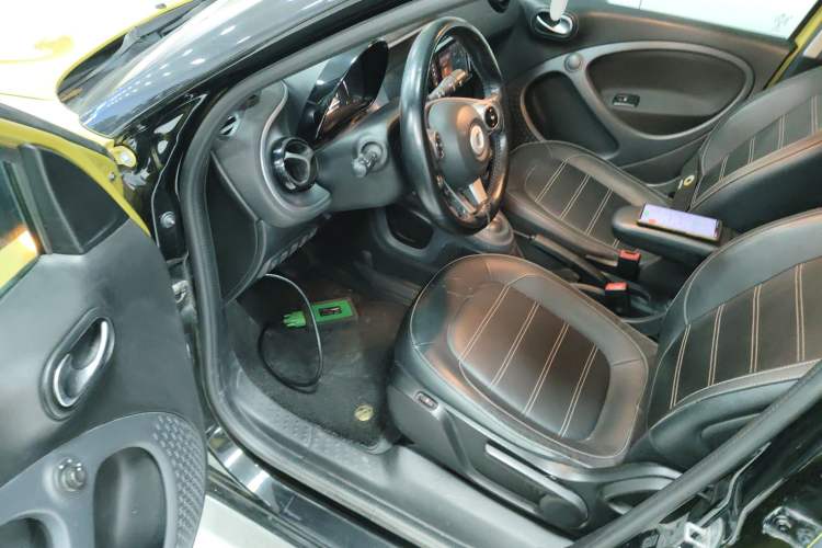 Used smart forfour 2016 0.9T 66 kW Pioneer Edition Interior 3