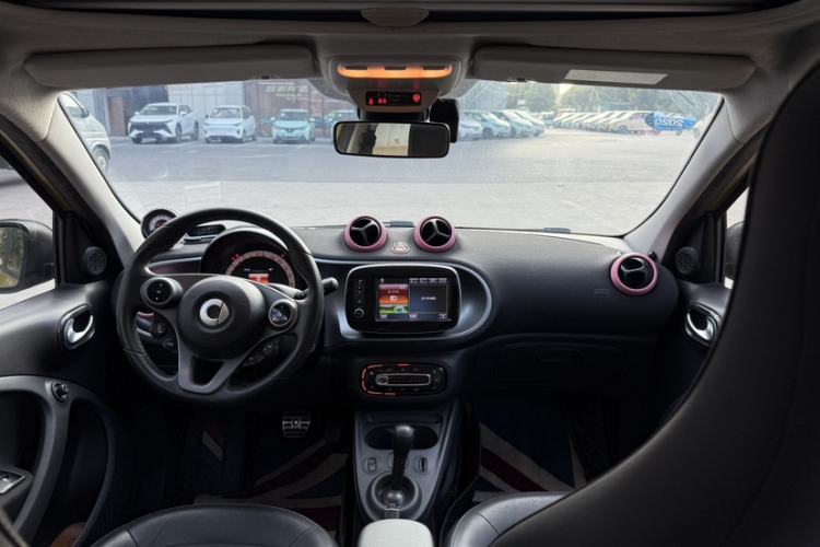 Used smart forfour 2016 0.9T 66 kW Pioneer Edition Interior 4