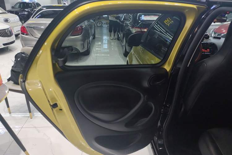 Used smart forfour 2016 1.0L 52 kW Dynamic Edition Interior 8