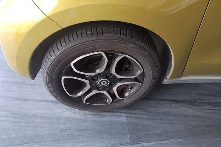Used smart forfour 2016 0.9T 66 kW Pioneer Edition Left Front Wheel Hub