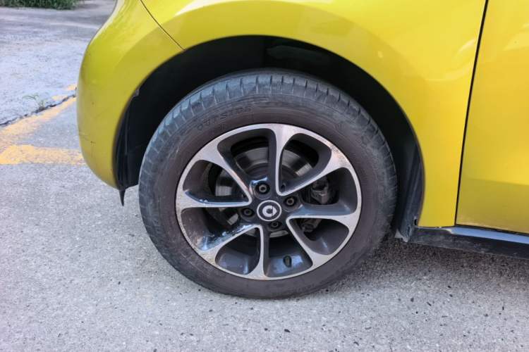 Used smart forfour 2016 1.0L 52 kW Passion Edition Left Front Wheel Hub