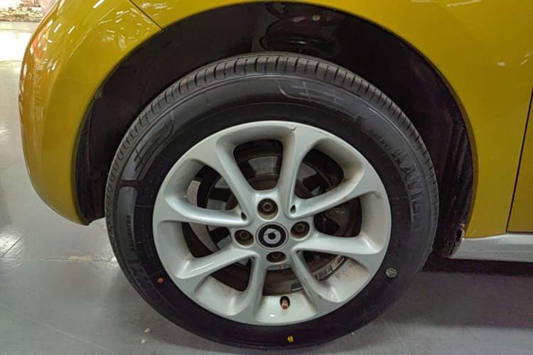 Used smart forfour 2016 1.0L 52 kW Dynamic Edition Left Front Wheel Hub