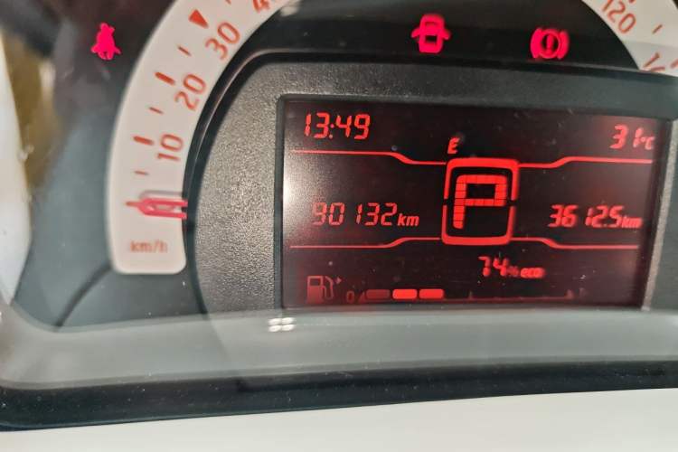 Used smart forfour 2016 1.0L 52 kW Dynamic Edition Odometer Close Up