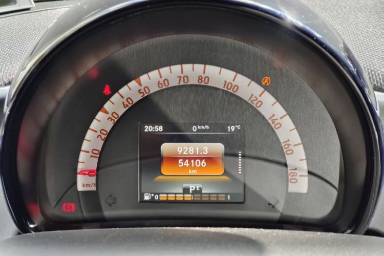 Used smart forfour 2016 1.0L 52 kW Passion Edition Odometer Close Up