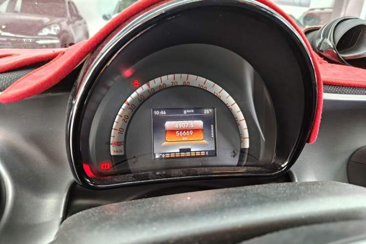 Used smart forfour 2016 1.0L 52 kW Passion Edition Odometer Close Up