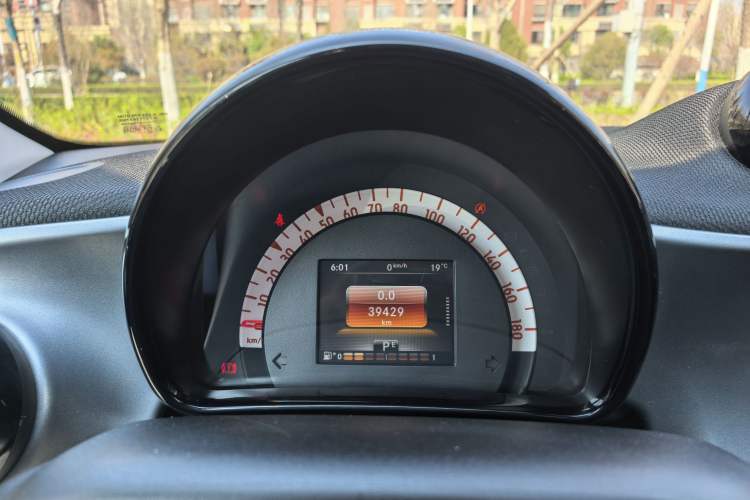 Used smart forfour 2016 1.0L 52 kW Passion Edition Odometer Close Up