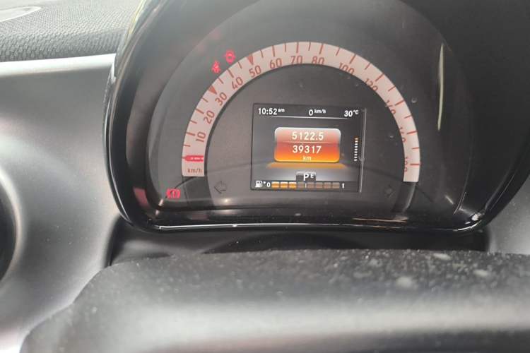 Used smart forfour 2016 1.0L 52 kW Passion Edition Odometer Close Up