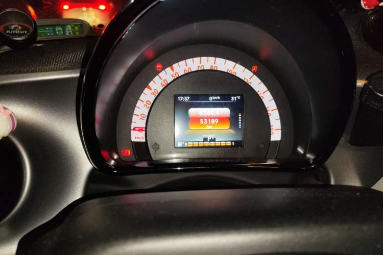 Used smart forfour 2016 1.0L 52 kW Passion Edition Odometer Close Up