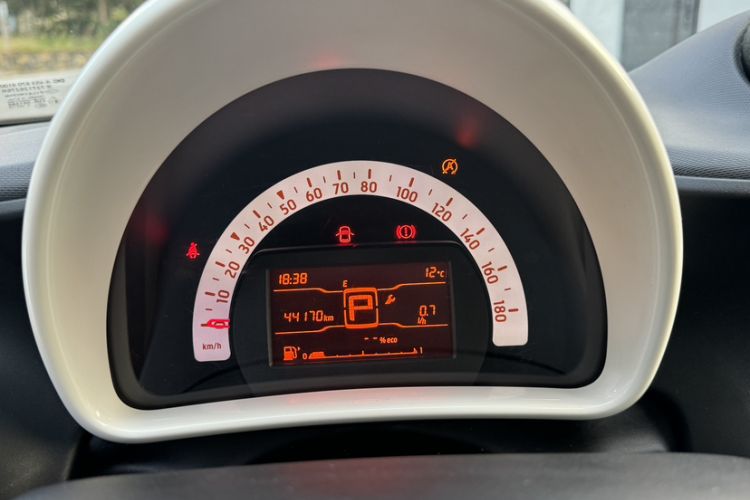 Used smart forfour 2016 1.0L 52 kW Dynamic Edition Odometer Close Up