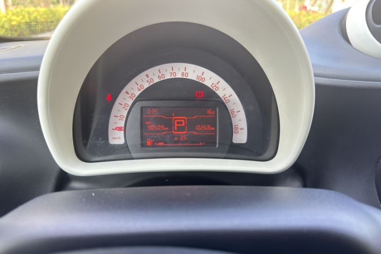 Used smart forfour 2016 1.0L 52 kW Dynamic Edition Odometer Close Up