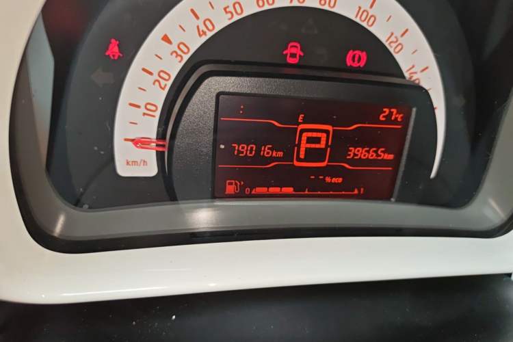 Used smart forfour 2016 1.0L 52 kW Dynamic Edition Odometer Close Up