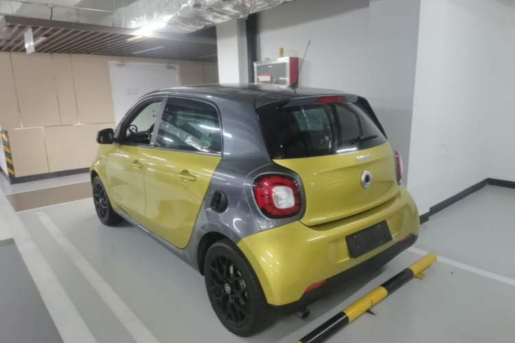 Used smart forfour 2016 0.9T 66 kW Special Edition Rear Left 45 Deg
