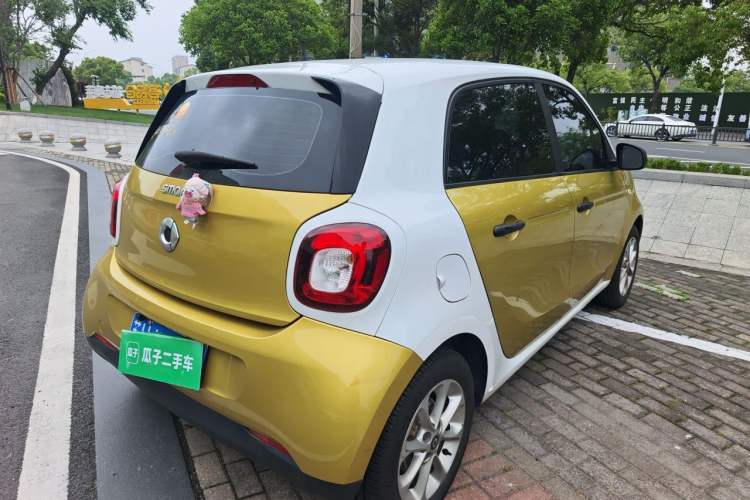Used smart forfour 2016 1.0L 52 kW Dynamic Edition Rear Right 45 Deg