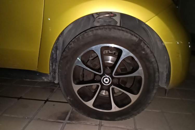 Used smart forfour 2016 1.0L 52 kW Dynamic Edition Right Front Wheel Hub