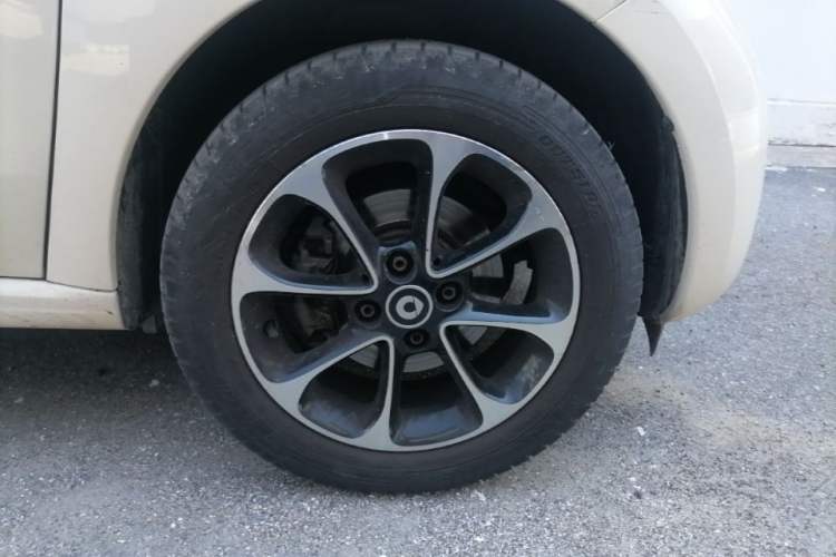 Used smart forfour 2016 1.0L 52 kW Passion Edition Right Front Wheel Hub