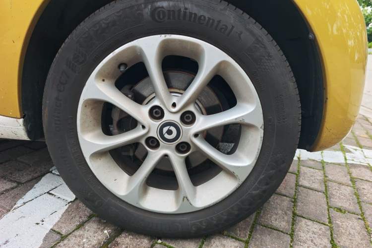 Used smart forfour 2016 1.0L 52 kW Dynamic Edition Right Front Wheel Hub