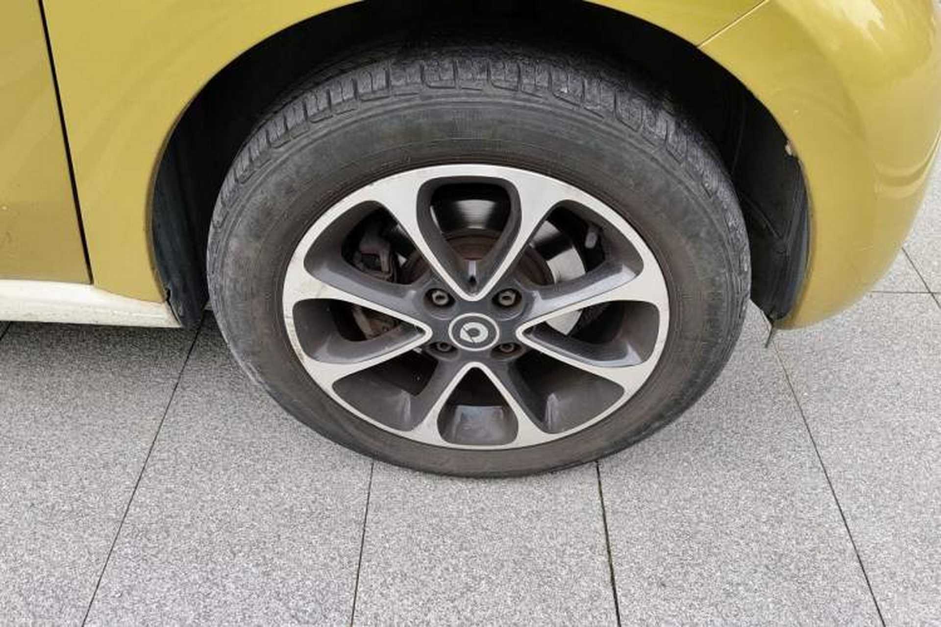 Used smart forfour 2016 1.0L 52 kW Passion Edition Right Front Wheel Hub