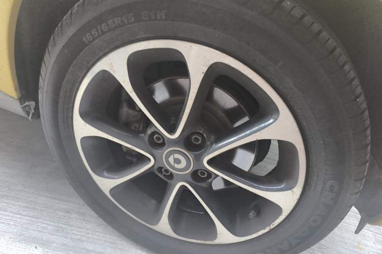 Used smart forfour 2016 1.0L 52 kW Passion Edition Right Front Wheel Hub
