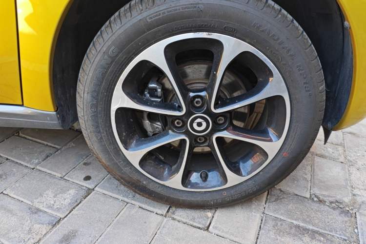 Used smart forfour 2016 1.0L 52 kW Passion Edition Right Front Wheel Hub