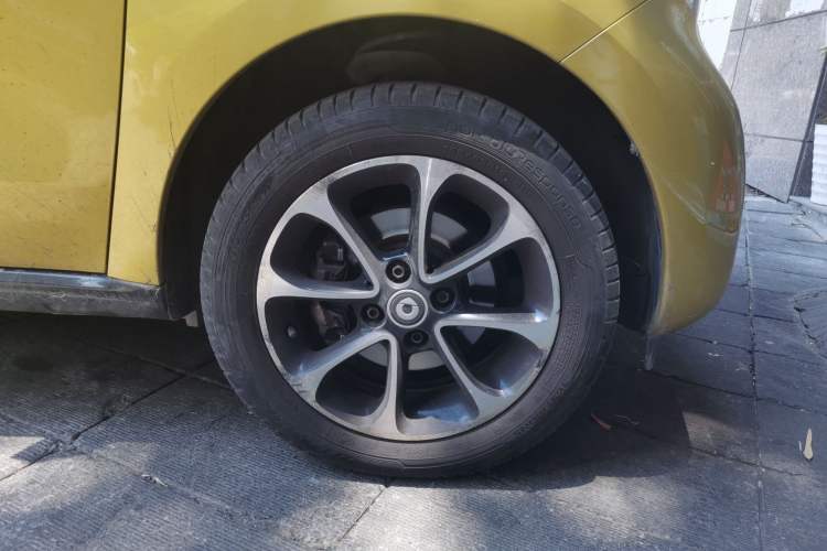 Used smart forfour 2016 1.0L 52 kW Passion Edition Right Front Wheel Hub