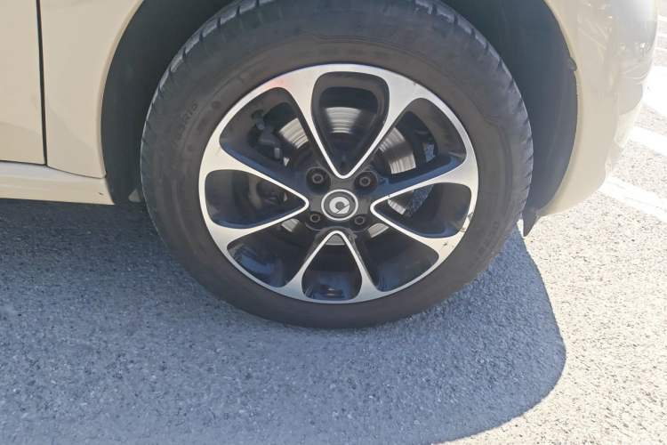 Used smart forfour 2016 1.0L 52 kW Passion Edition Right Front Wheel Hub