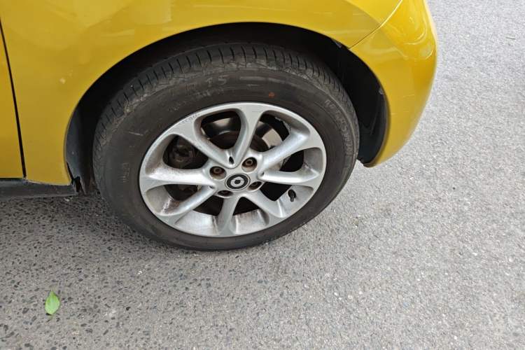 Used smart forfour 2016 1.0L 52 kW Dynamic Edition Right Front Wheel Hub