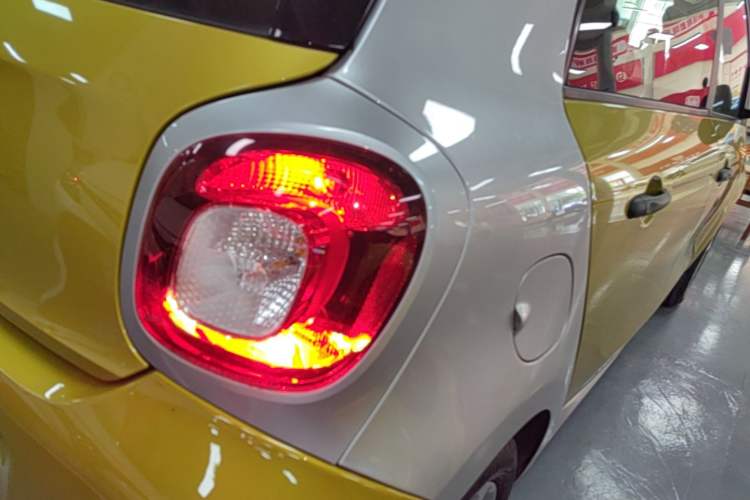Used smart forfour 2016 1.0L 52 kW Dynamic Edition Right Rear Taillight
