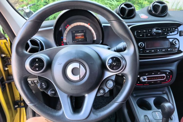 Used smart forfour 2016 1.0L 52 kW Passion Edition Steering Wheel