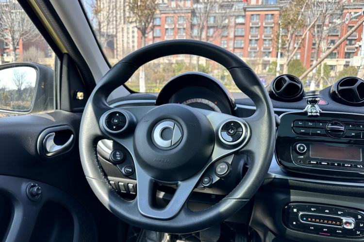 Used smart forfour 2016 1.0L 52 kW Passion Edition Steering Wheel