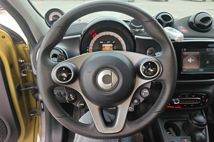 Used smart forfour 2016 0.9T 66 kW Pioneer Edition Steering Wheel