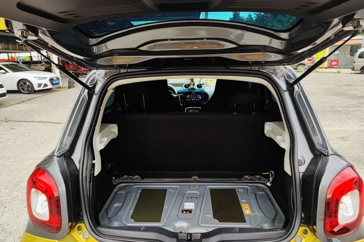 Used smart forfour 2016 1.0L 52 kW Dynamic Edition Trunk
