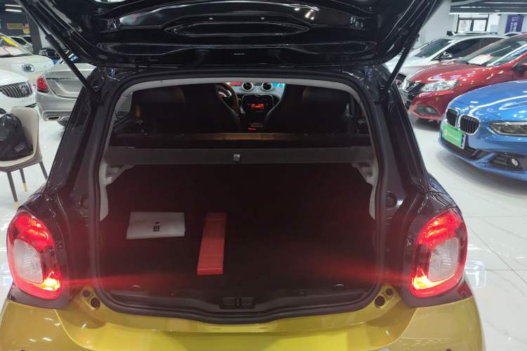 Used smart forfour 2016 1.0L 52 kW Dynamic Edition Trunk