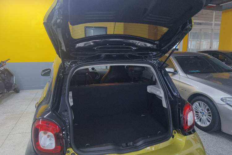 Used smart forfour 2016 1.0L 52 kW Dynamic Edition Trunk