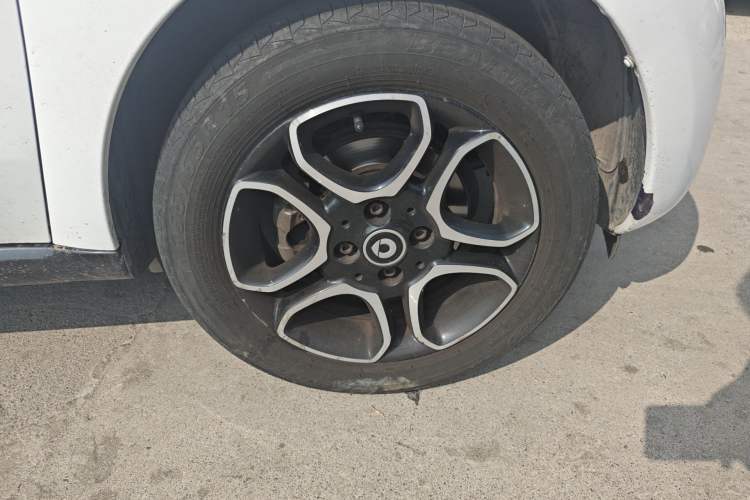 Used smart forfour 2018 1.0L 52kW Passion Edition Right Front Wheel Hub