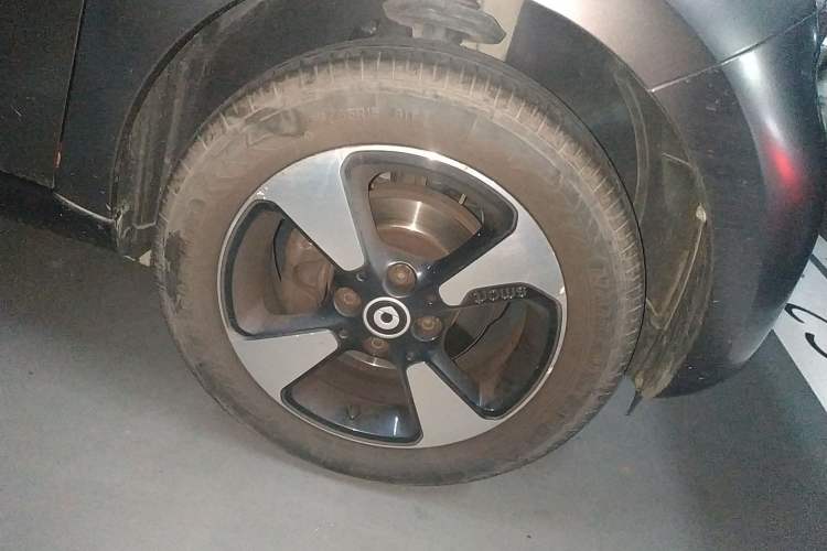 Used smart forfour 2018 1.0L 52kW Passion Edition Right Front Wheel Hub