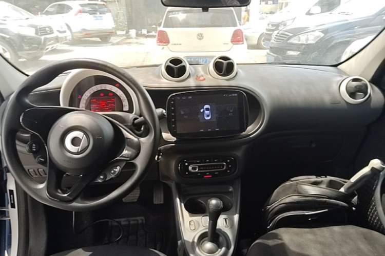 Used smart forfour 2018 1.0L 52 kW Dynamic Edition Center Console