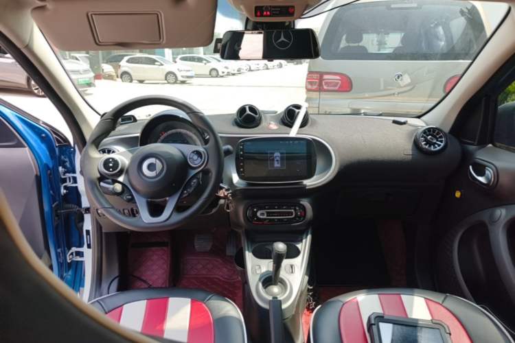Used smart forfour 2018 1.0L 52kW Passion Edition Center Console