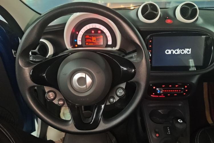 Used smart forfour 2018 1.0L 52 kW Dynamic Edition Center Console