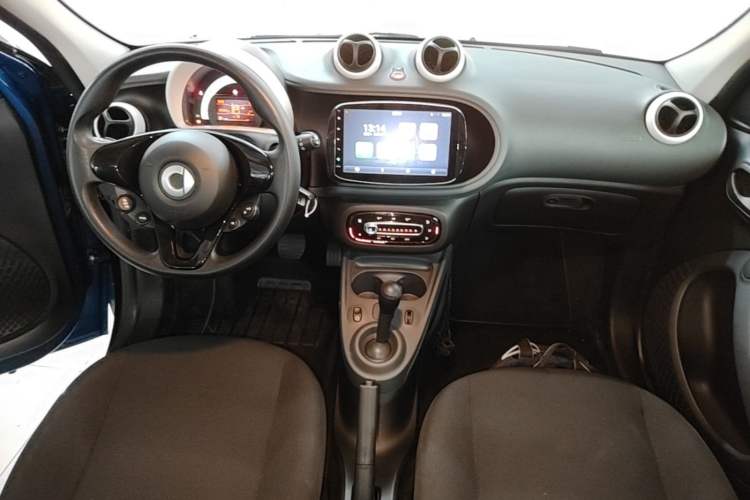 Used smart forfour 2018 1.0L 52 kW Dynamic Edition Center Console