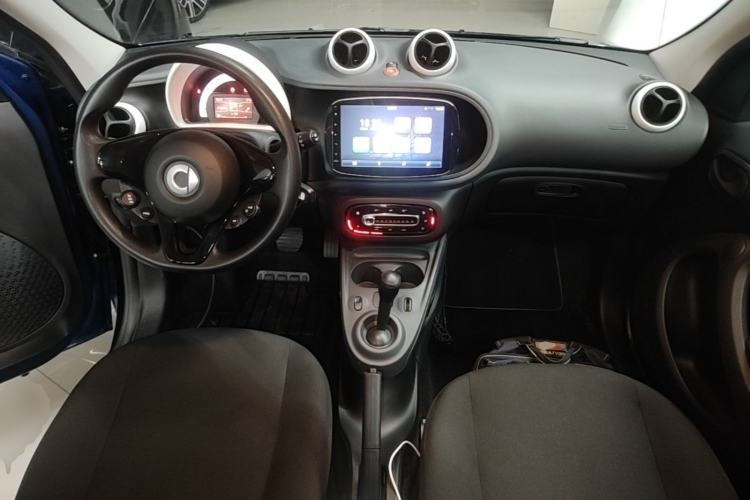 Used smart forfour 2018 1.0L 52 kW Dynamic Edition Center Console